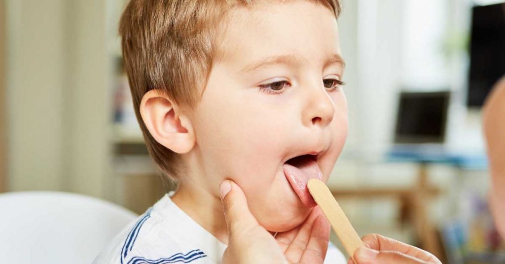 Pediatra avalia criança durante consulta preventiva infantil, representando o que é puericultura
